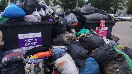Kończy się pilotażowa zbiórka tekstyliów w rotacyjnych pojemnikach