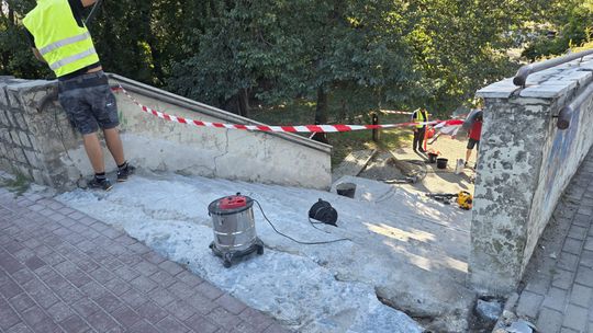Koniec z popękanymi stopniami. Schody przy krapkowickim moście przechodzą remont