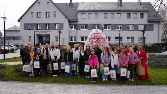 Uczestnicy konkursu kroszonkarskiego w Walcach prezentują zdobione wielkanocne jajka