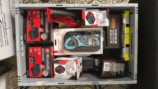 Policja w Krapkowicach zatrzymała podejrzanych o serię włamań na budowach – zabezpieczono narzędzia i narkotyki