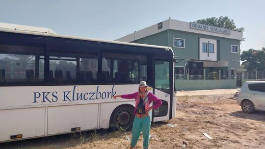 Krapkowice czekają na PKS do Opola, a tymczasem PKS Kluczbork zwiedza... Senegal Gdy w Krapkowicach pusto, PKS Kluczbork zwiedza Afrykę – fotka od Pani Agnieszki Czekańskiej