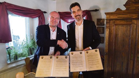 Krapkowice i Ebersbach-Neugersdorf świętują 25 lat partnerstwa. Podpisali ważny dokument