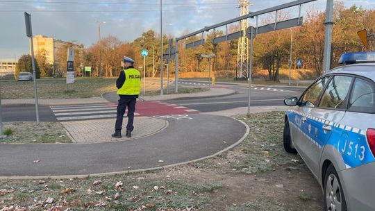 Krapkowice: Na przejściach bez litości. Kierowcy, piesi i rowerzyści – każdy miał coś na sumieniu. Blisko 40 interwencji Policjant kontrolujący ruch na przejściu dla pieszych w Krapkowicach podczas akcji drogowej.