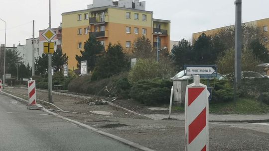 Rozkopany odcinek ulicy Prudnickiej w Krapkowicach podczas budowy ścieżki pieszo-rowerowej – mieszkańcy alarmują o niebezpieczeństwie.