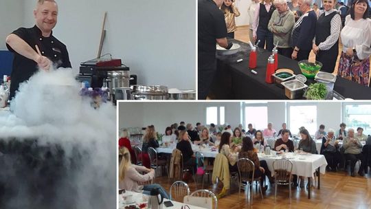 Medalista olimpiad kulinarnych Łukasz Szewczyk prowadzi pokaz kuchni molekularnej dla pań z Rozwadzy z okazji Dnia Kobiet.