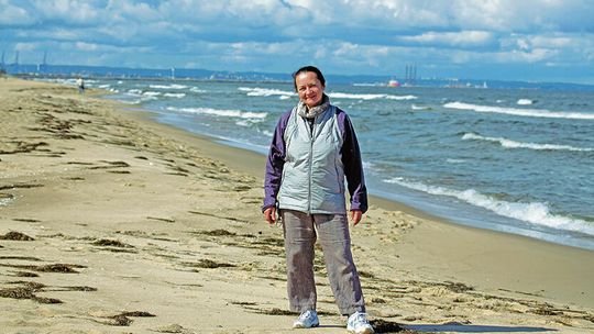 Dr Krystyna Musialik-Celta nad morzem – lekarz dziecięcy, pasjonatka przyrody i fotografii ptaków