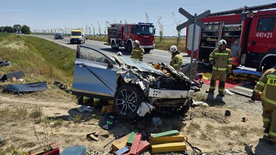 Lexus dachował na DK45. 69‑letni kierowca i pasażerka w ciężkim stanie po wypadku pod Krapkowicami