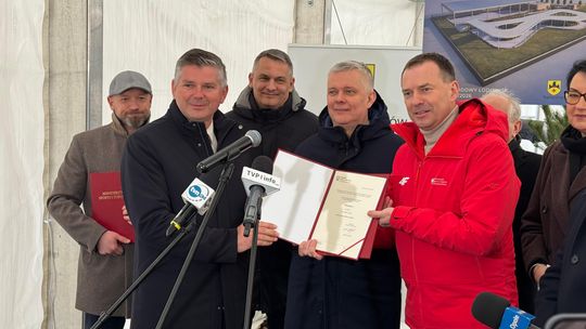 Burmistrz Gogolina Krzysztof Reinert z promesą na dofinansowanie budowy krytego lodowiska i skate parku.