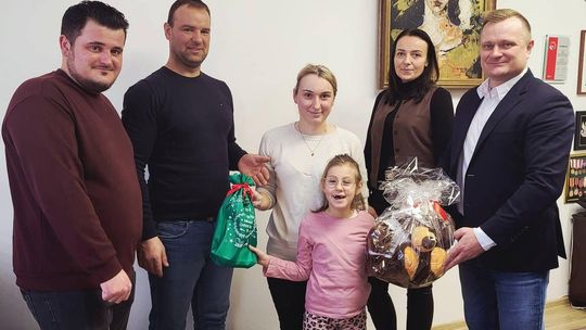 Mała Julia walczy każdego dnia. Niezwykłe spotkanie w Strzeleczkach Burmistrz Strzeleczek Marek Pietruszka z małą Julią i jej rodzicami podczas spotkania w urzędzie gminy