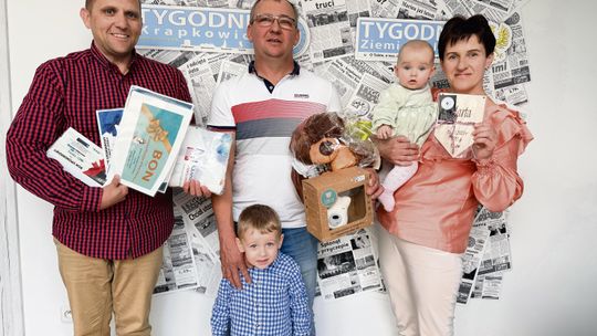 Mała Marta Panicz laureatką plebiscytu „Dzidziuś Miesiąca”. Rodzina drugi raz świętuje w redakcji Tygodnika Krapkowickiego