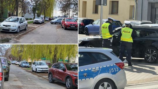 Policja kontrolująca parkowanie samochodów na osiedlu XXX-lecia w Otmęcie w Krapkowicach w pobliżu szpitala