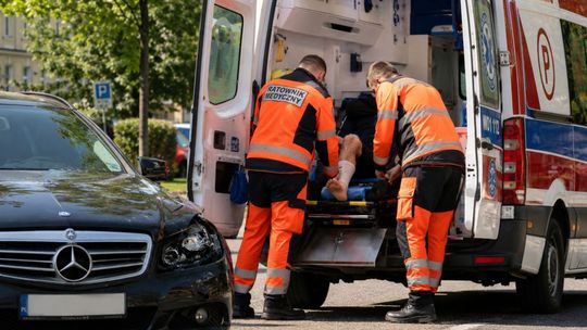 Mercedes zderzył się z rowerzystą. Policja ustala, czy to był wypadek