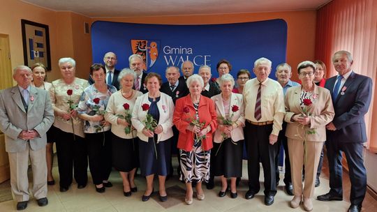 Jubilaci obchodzący 50 i 60 lat małżeństwa podczas uroczystości wręczenia medali „Za Długoletnie Pożycie Małżeńskie” w Urzędzie Gminy w Walcach