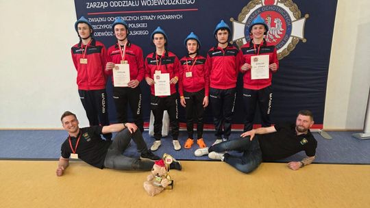 Zwycięska drużyna Młodzieżowej Drużyny Pożarniczej z Kórnicy na podium po zdobyciu Mistrzostwa Opolszczyzny