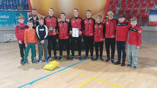 Młodzi strażacy z Kórnicy wśród najlepszych w Polsce. 7. miejsce w kraju i świetny wynik indywidualny Młodzieżowa Drużyna Pożarnicza OSP Kórnica na zawodach halowych w Kędzierzynie-Koźlu – młodzi strażacy po zdobyciu 7. miejsca w Polsce