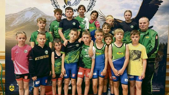 Młodzi zapaśnicy ZKS-u Gogolin zdobyli 17 medali i trzecie miejsce drużynowo w turnieju o puchar burmistrza Namysłowa