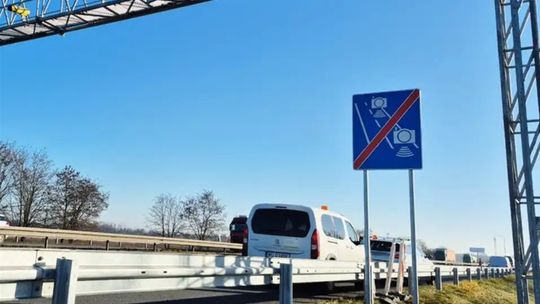 Montują pomiar prędkości na krapkowickim odcinku A4 Montują pomiar prędkości na krapkowickim odcinku A4