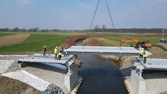 Montaż nowej konstrukcji nośnej mostu na Osobłodze w Kórnicy – inwestycja kluczowa dla rolników i mieszkańców.