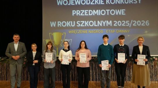Najzdolniejsi uczniowie nagrodzeni w Gogolinie. Laureaci konkursów odebrali wyróżnienia Uczniowie nagrodzeni podczas gali Wojewódzkiego Konkursu Przedmiotowego w Gogolinie wraz z burmistrzem