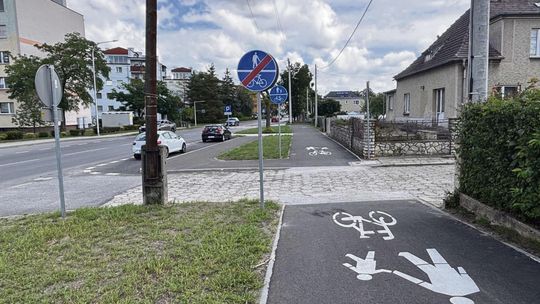 Niebezpieczne miejsce w Krapkowicach. Będzie nowa organizacja ruchu na ścieżce przy ul. Dzierżonia