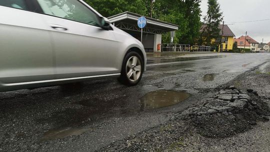 Niebezpieczne muldy i wyboje na DW 409. Steblów i Otmęt czekają na pilne naprawy