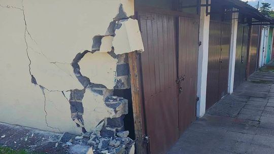 Nocna demolka w Otmęcie: Wjechał w garaż i odjechał. Właściciel bał się otworzyć bramę