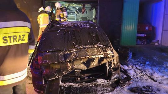 Spalony samochód osobowy po pożarze garażu w Zdzieszowicach