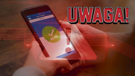 Smartfon z komunikatem o płatności BLIK – ostrzeżenie przed nową metodą oszustwa z wykorzystaniem numerów telefonów.