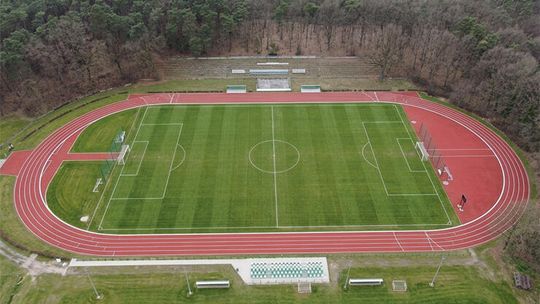 Wizualizacja nowoczesnego stadionu lekkoatletycznego w Krapkowicach z czterotorową bieżnią poliuretanową
