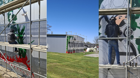 Nowy mural w Pietnej przyciąga uwagę. Strażak w akcji ozdobi remizę OSP