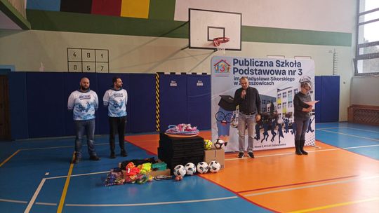 Nowy sprzęt sportowy przekazany uczniom Publicznej Szkoły Podstawowej nr 3 w Zdzieszowicach