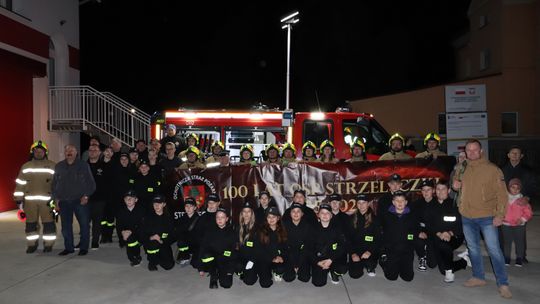 Na zdjęciu Nowy samochód ratowniczo-gaśniczy Iveco Daily 4 podczas uroczystego przekazania w OSP Strzeleczki wraz z mieszkańcami i strażakami.