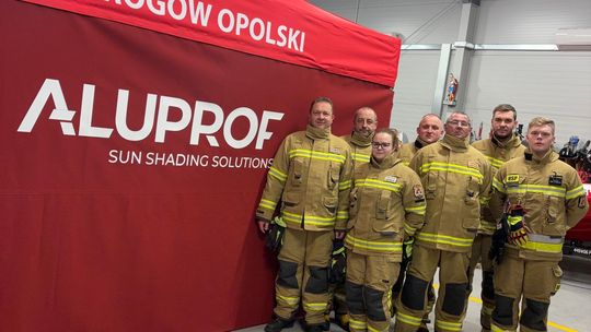 Ochotnicy z Rogowa Opolskiego zyskują supernamiot! Zobacz, jak ułatwi akcje ratownicze i festyny Strażacy-ochotnicy z OSP Rogów Opolski rozkładają nowy namiot ekspresowy podczas ćwiczeń i przygotowań do akcji ratowniczych.