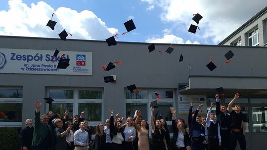 Ostatni dzwonek w powiecie krapkowickim. Łzy, wzruszenia i 180 absolwentów gotowych na maturę