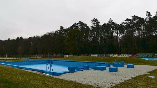 Otmęcki basen do wzięcia.  Kto przejmie teren na 99 lat?