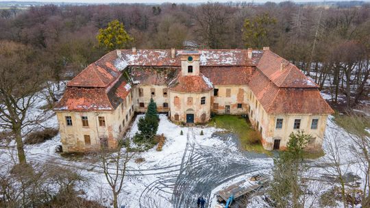 Pałac w Rozkochowie odzyskuje blask! Ruszył długo wyczekiwany remont zabytkowej rezydencji. Zabytkowe mury znów ożyją Barokowy Pałac w Rozkochowie podczas rozpoczęcia prac remontowych, widoczne rusztowania i elewacja budynku