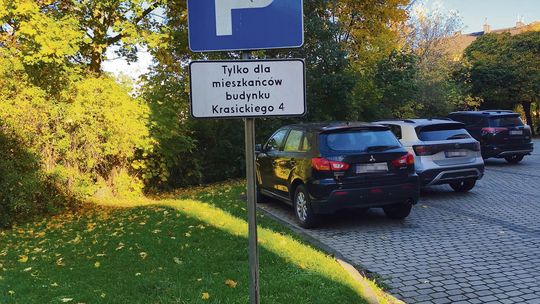 Parking tylko dla mieszkańców, ale miejsca zajmują inni. Problem na osiedlu w Otmęcie