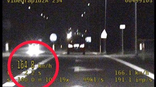 Policjant z krapkowickiej drogówki kontroluje prędkość samochodów na DK45 w rejonie Rogowa Opolskiego