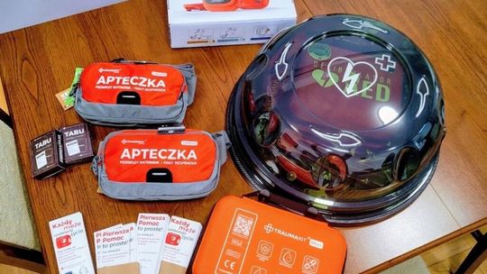 Defibrylator AED przekazany Publicznej Szkole Podstawowej nr 1 w Krapkowicach w ramach zbiórki społecznej