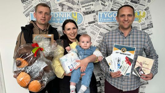 Liliana Czerner z Dąbrówki Górnej odbiera nagrody w akcji Dzidziuś Miesiąca w redakcji Tygodnika Krapkowickiego