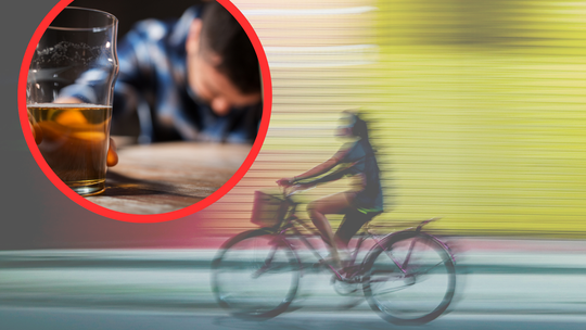 Policjanci kontrolują rowerzystę na ulicy Opolskiej w Choruli – interwencja wobec mężczyzny jadącego rowerem pod wpływem alkoholu