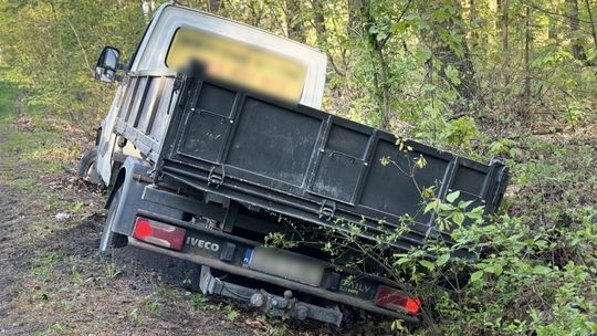 Pijany zabrał firmowe auto i wylądował w rowie. 31-latek z Krapkowic miał 2,5 promila i nie miał prawa jazdy