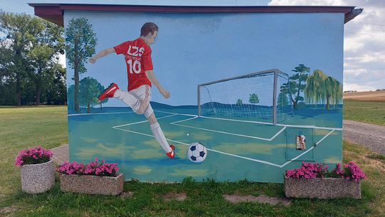 Piłkarz z numerem 10 wrócił na boisko w Grocholubiu. Nowy mural przypomina czasy LZS‑u