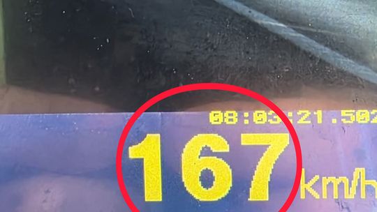 PO SĄSIEDZKU: Pędził 167 km/h na krajowej „94”. Motocyklista stracił prawo jazdy w kilka sekund