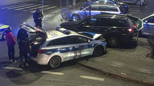 Policyjny pościg zakończony kraksą w centrum Krapkowic. Radiowóz zderzył się z osobówką na Prudnickiej