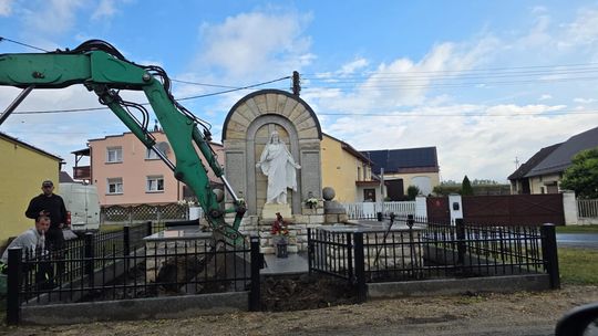 Ponad 100-letni pomnik odzyskał otoczenie. W Grocholubiu chcą teraz ocalić nazwiska poległych