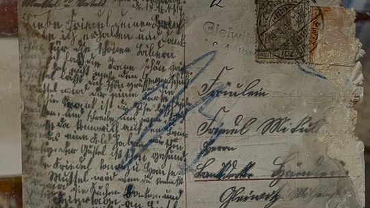 Ponad 100‑letnia kapsuła czasu w Mosznej! Tajemnicza pocztówka z 1919 roku znaleziona za listwą