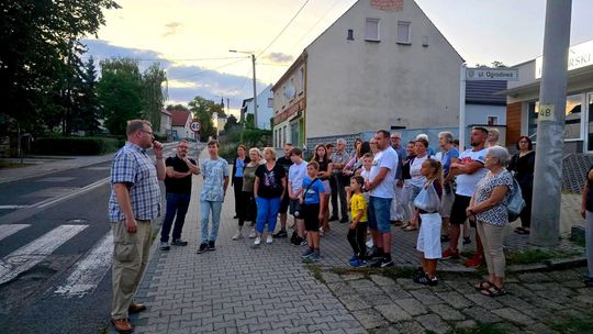 Ponad 40 osób odkrywało Otmęt po zmroku. Nocny spacer odsłonił historie i legendy tej części Krapkowic