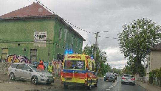 Potrącenie rowerzystki w Krapkowicach. Kierowca forda skręcał i doszło do zderzenia