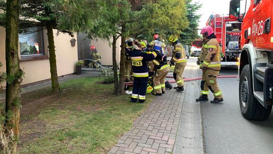 Pożar domu w Gogolinie. Ogień wybuchł przy piecu, budynek błyskawicznie wypełnił się dymem